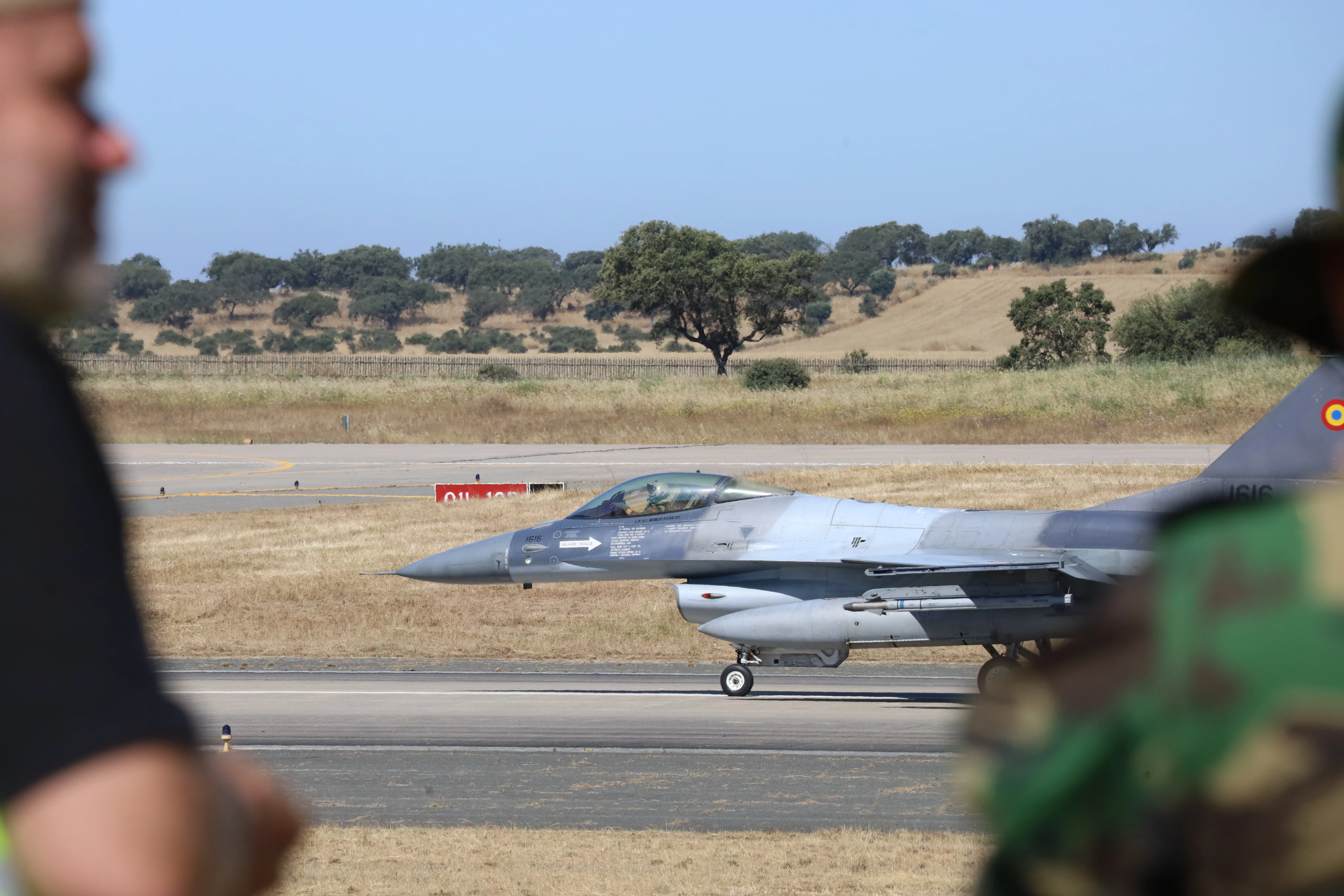 Avião acrobático em demonstração durante airshow (1)