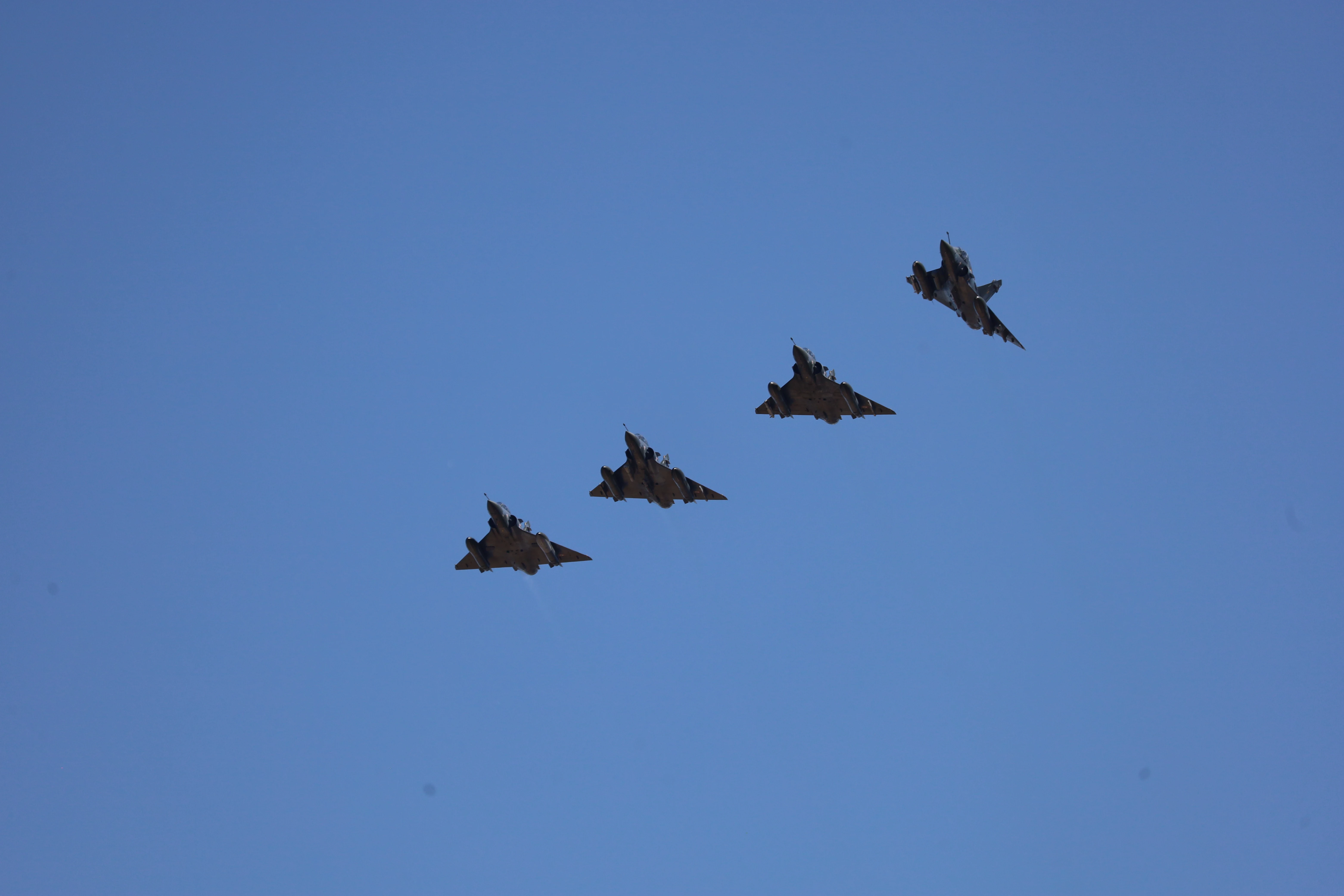 Formação de aeronaves no céu durante espetáculo aéreo (2)