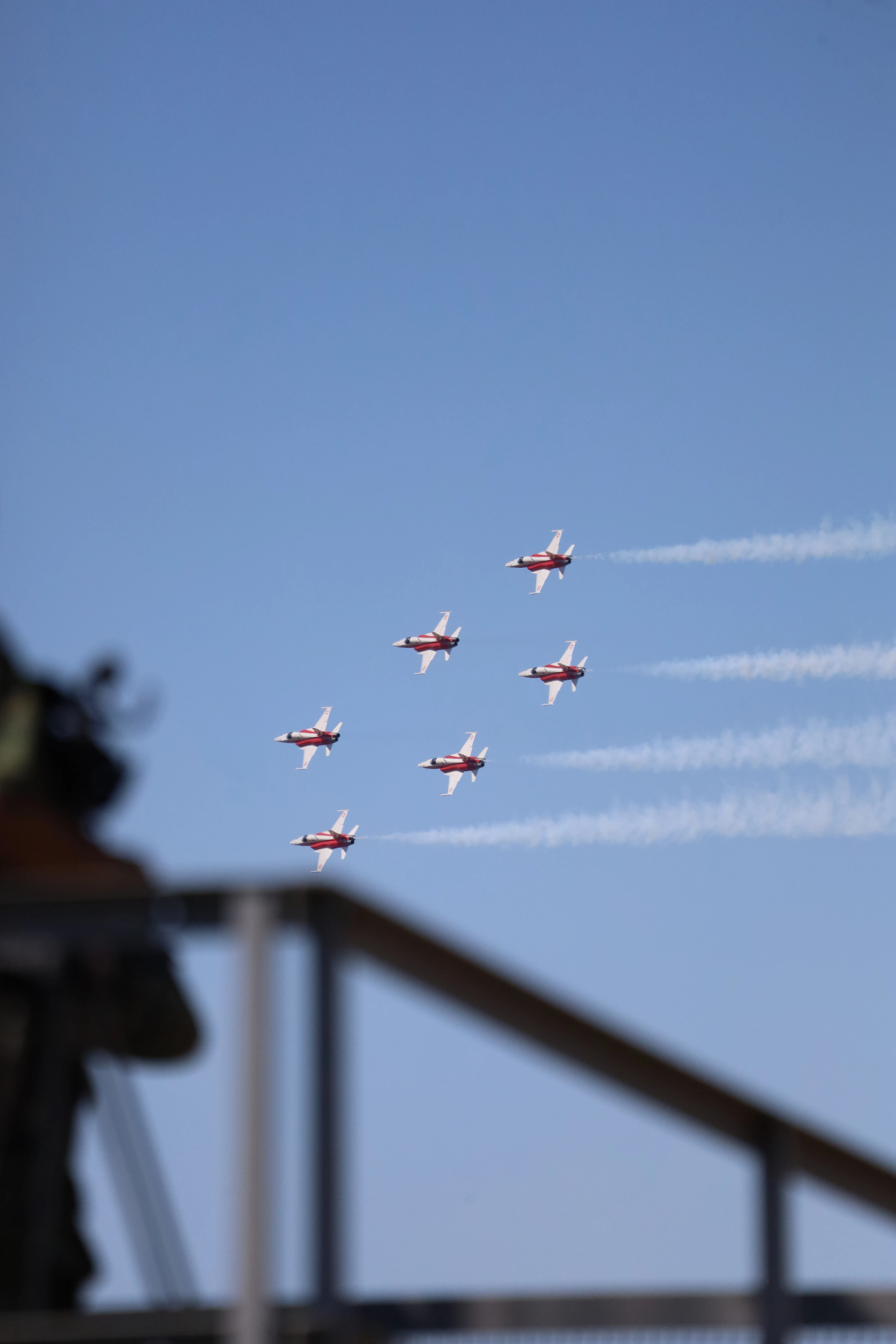 Avião militar em voo durante demonstração (6)