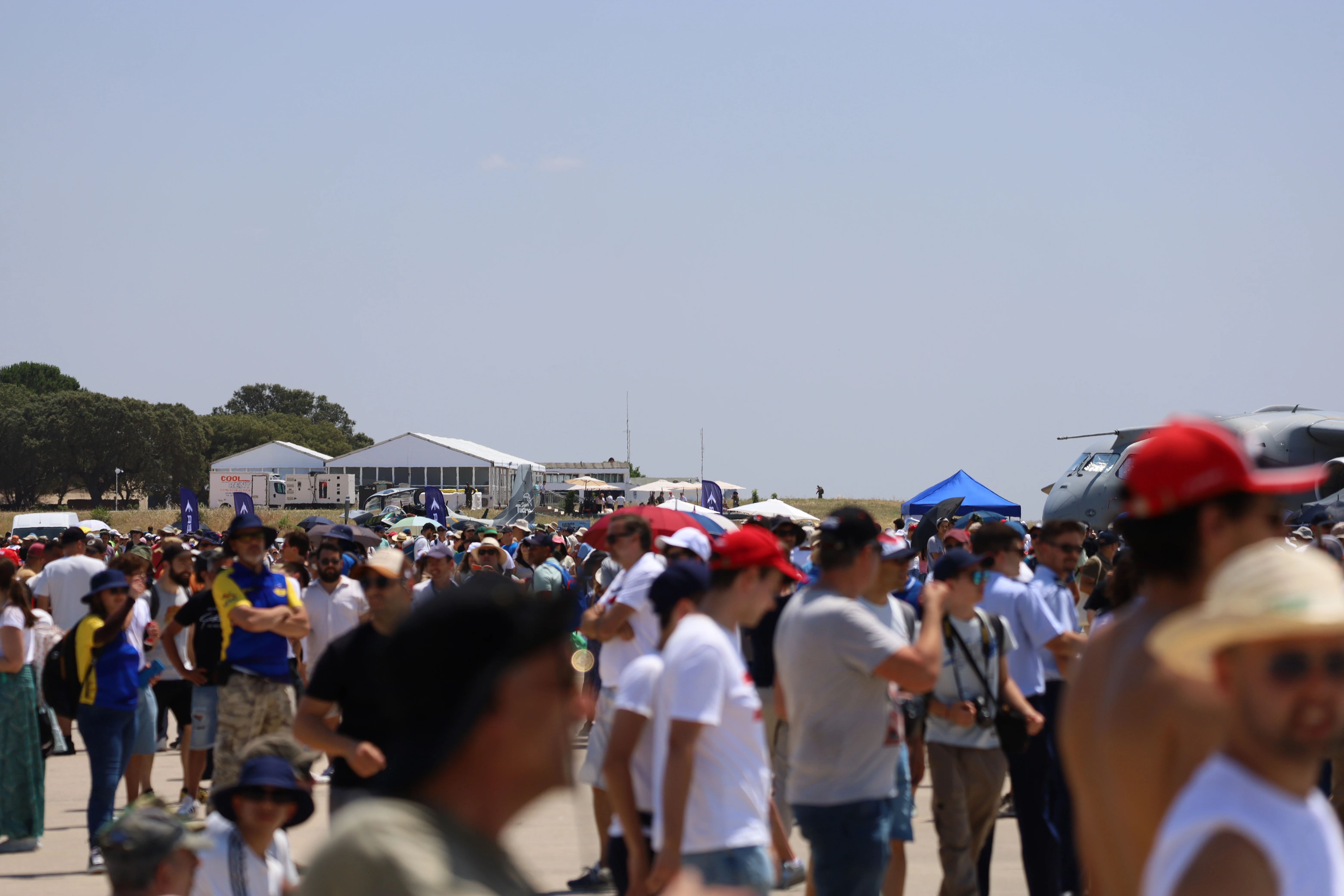 Público observando apresentação aérea no final de tarde (8)