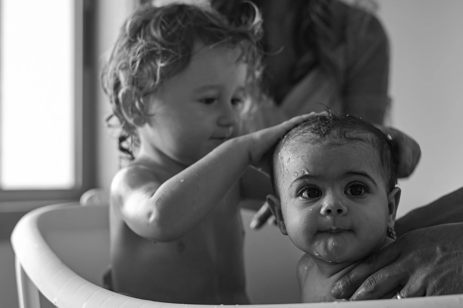 Momento do batizado com água e símbolo religioso (1)