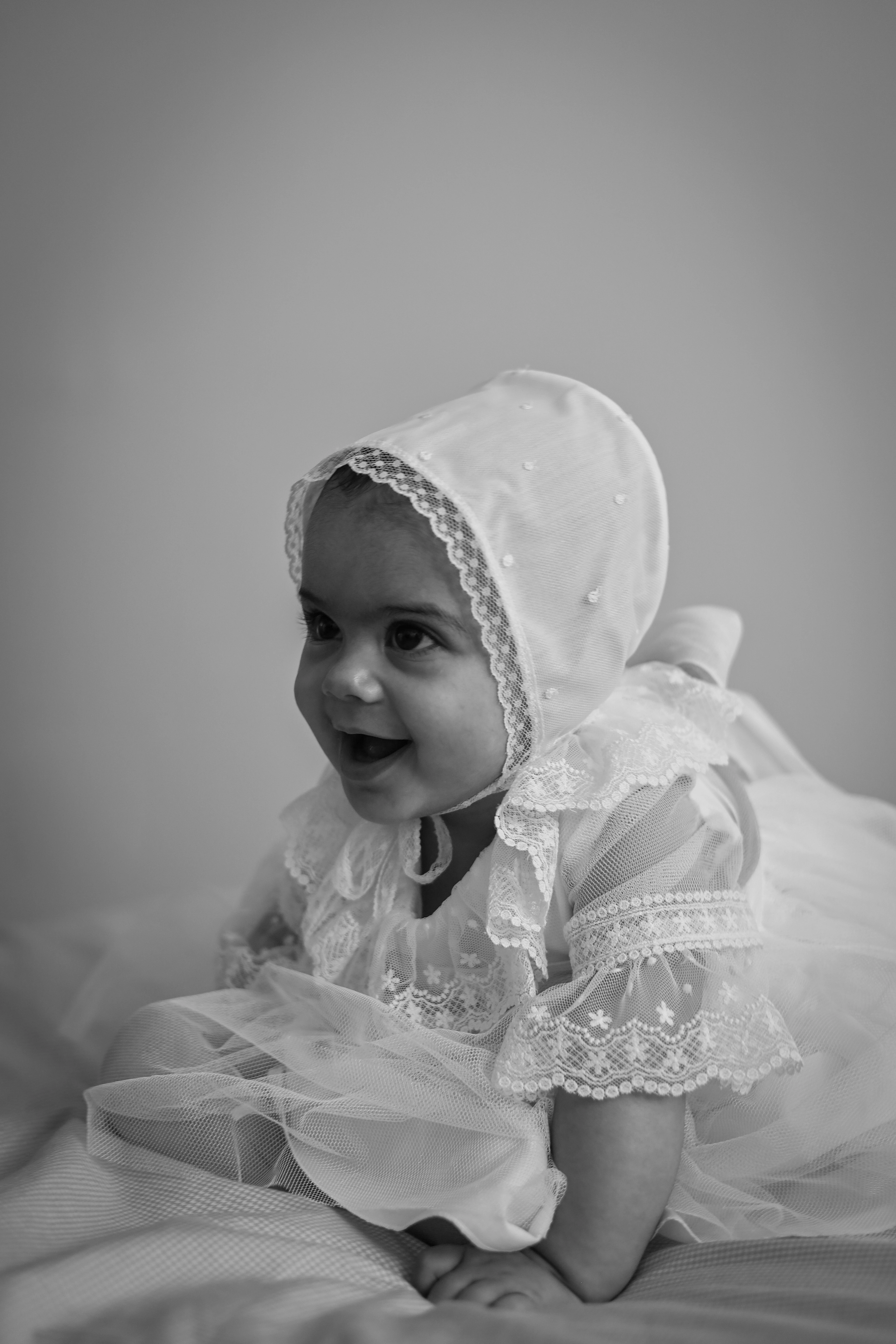 Close-up do bebê com acessório de cerimónia (6)