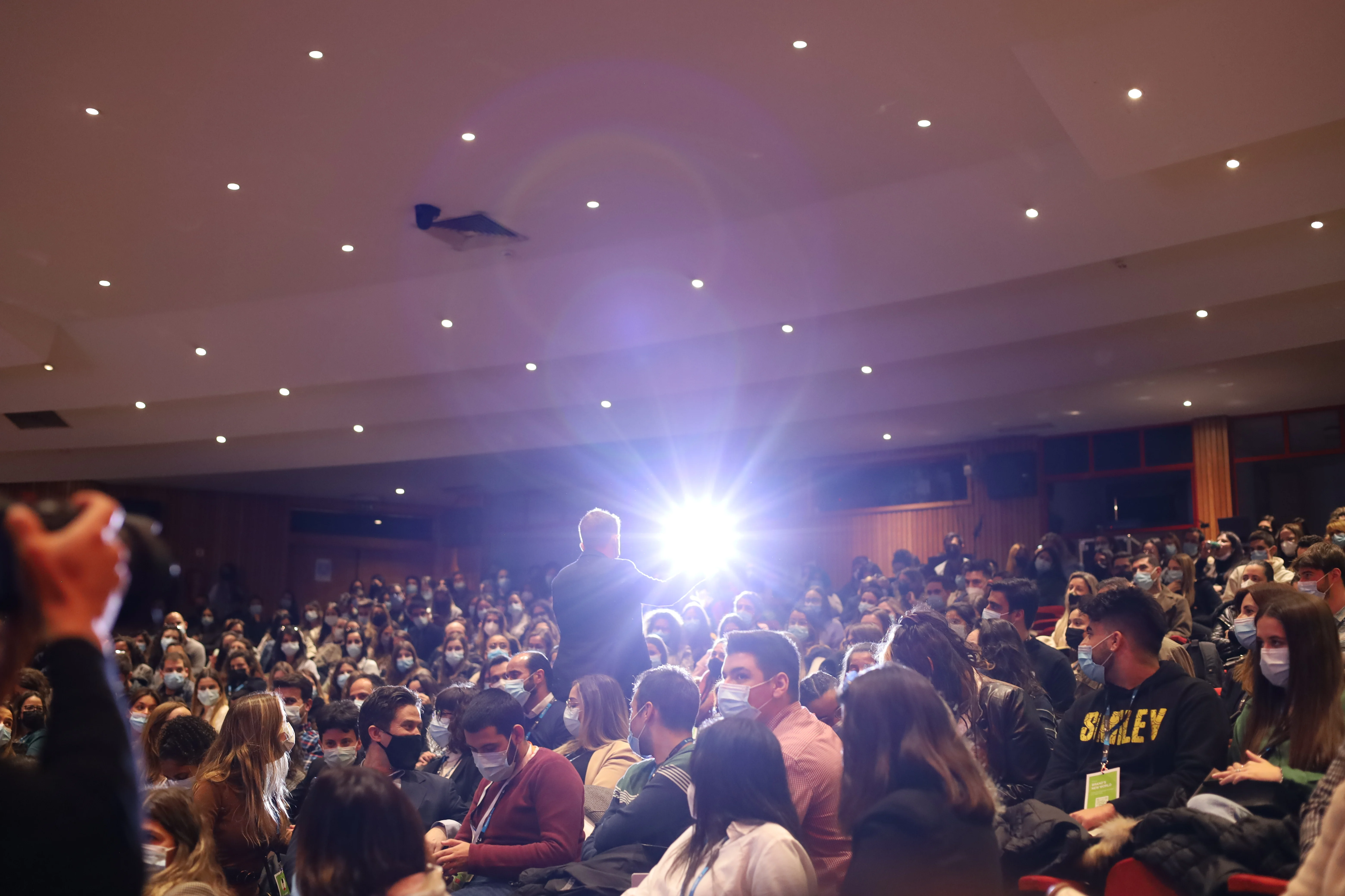 Detalhe de cobertura fotográfica de evento social com ambiente festivo (2)