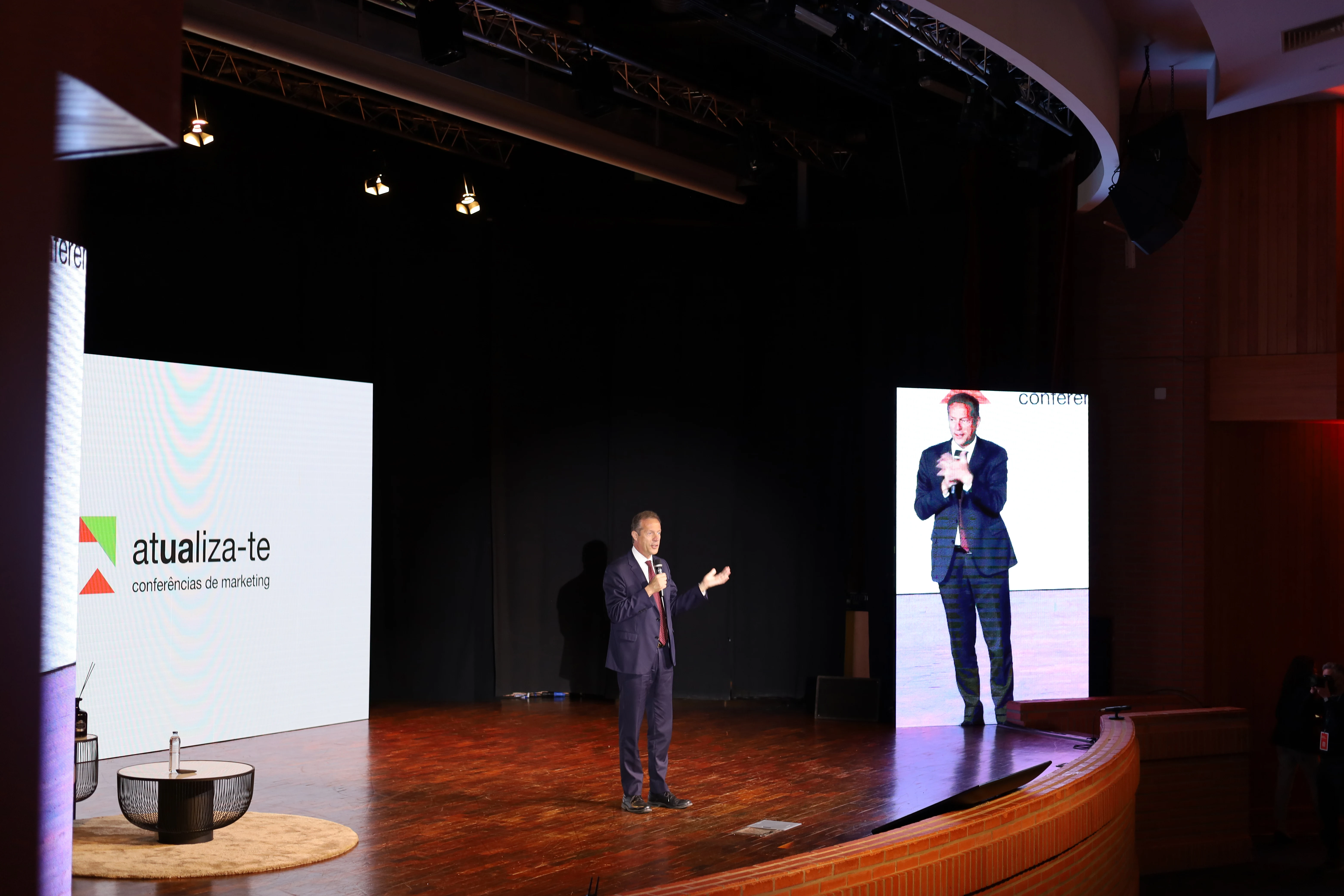 Registo fotográfico de palco e público durante evento (3)