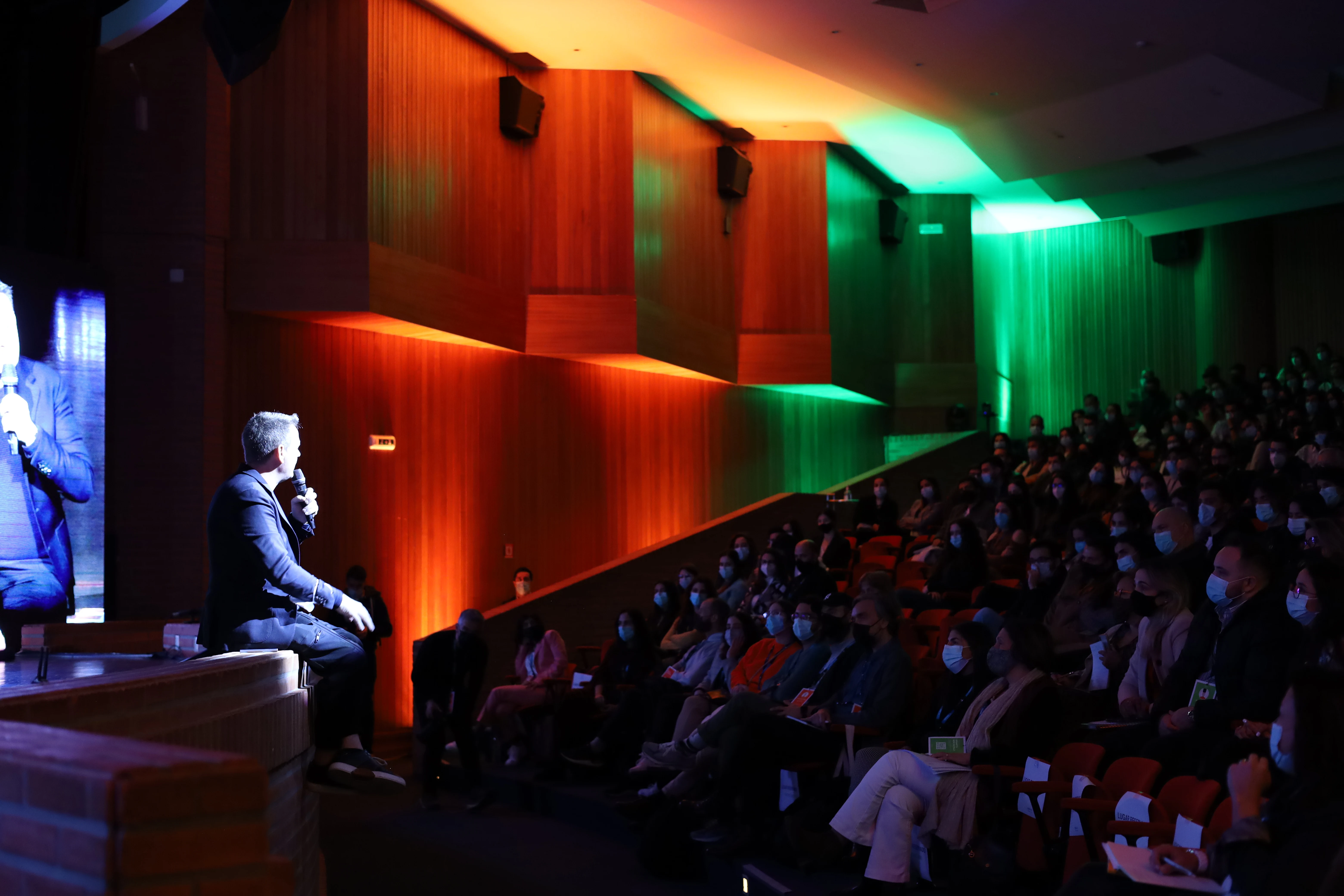 Momento espontâneo captado durante evento corporativo (4)
