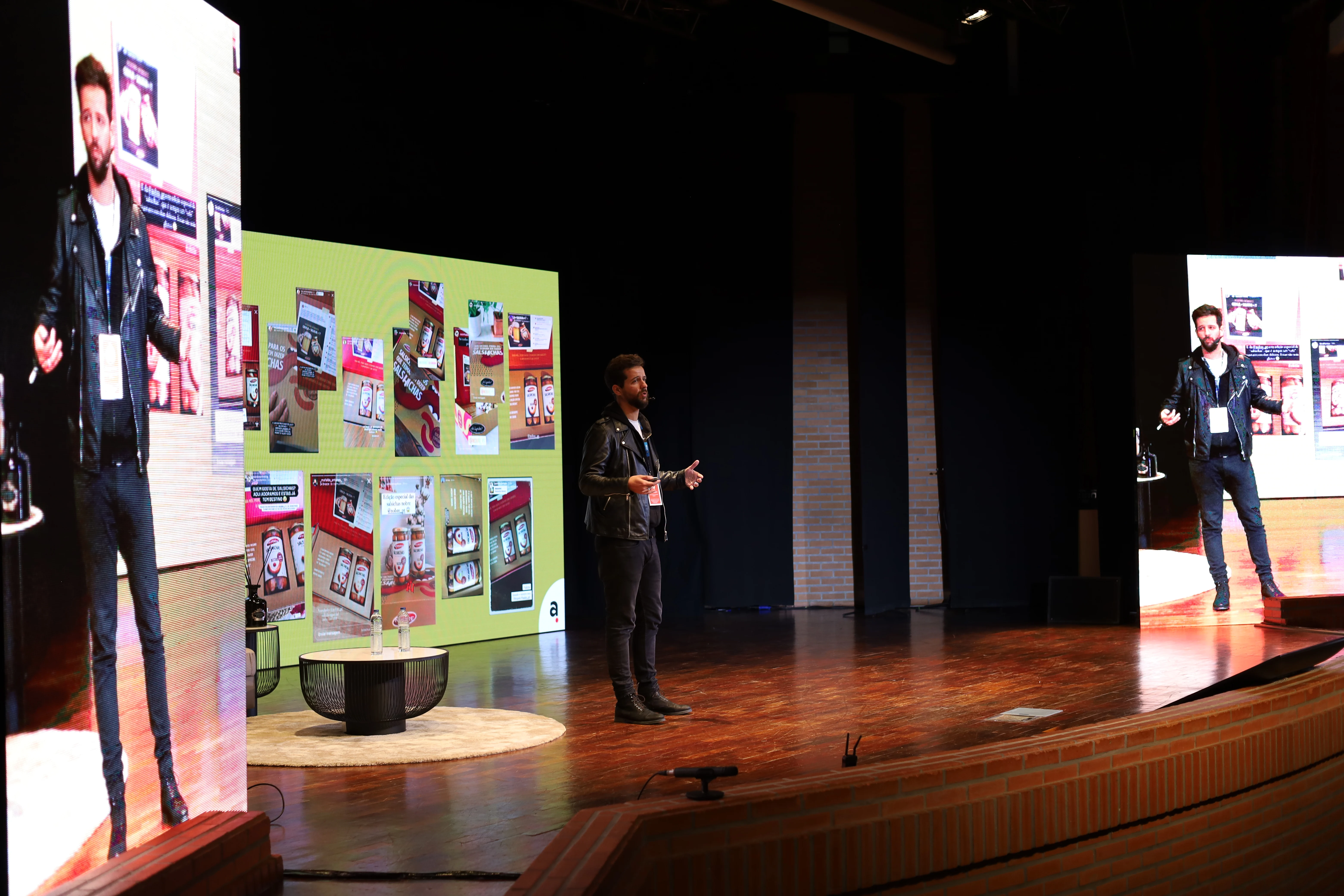 Retrato ambiental de participantes num evento (6)