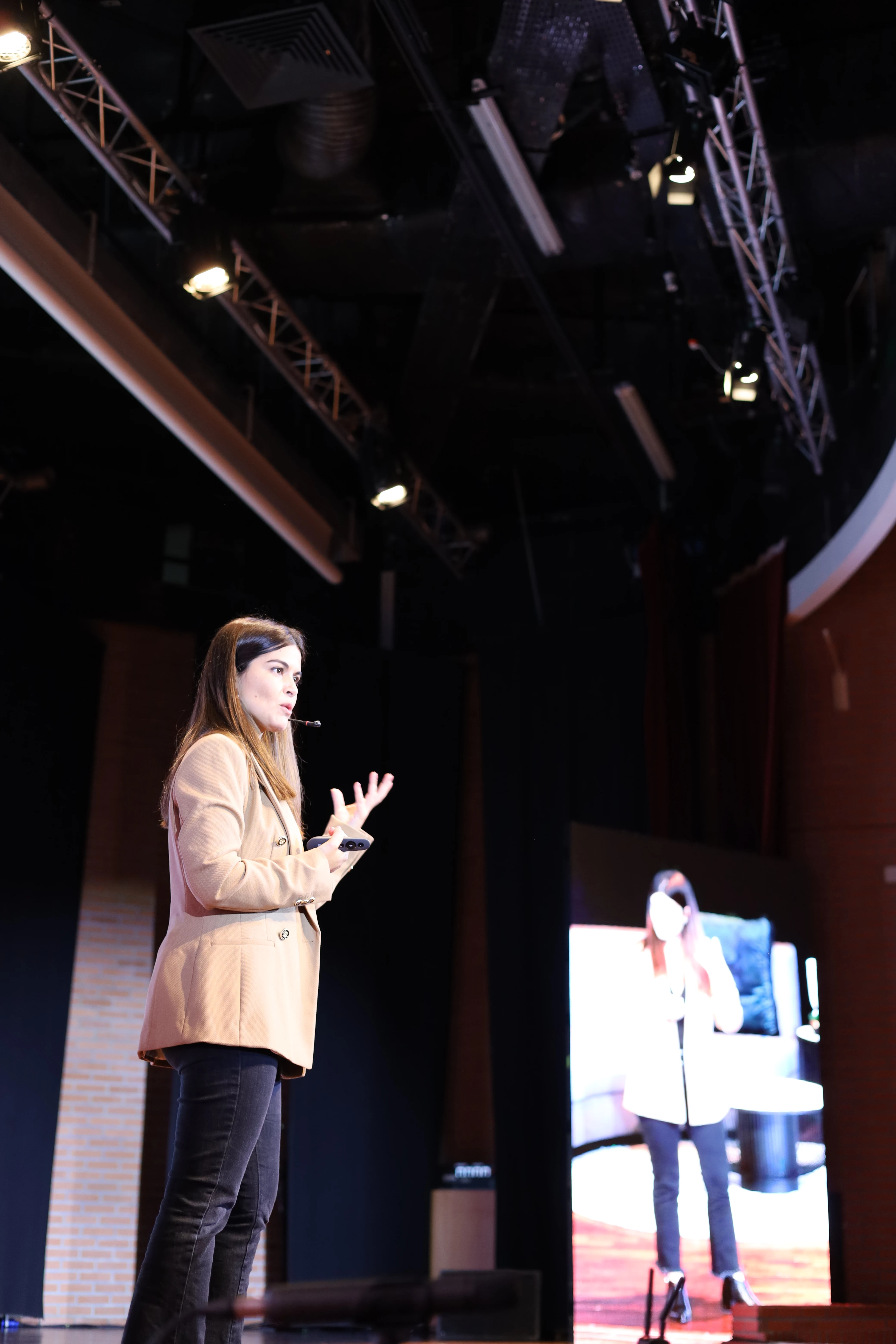Cenário geral de evento com iluminação e ambiente (8)