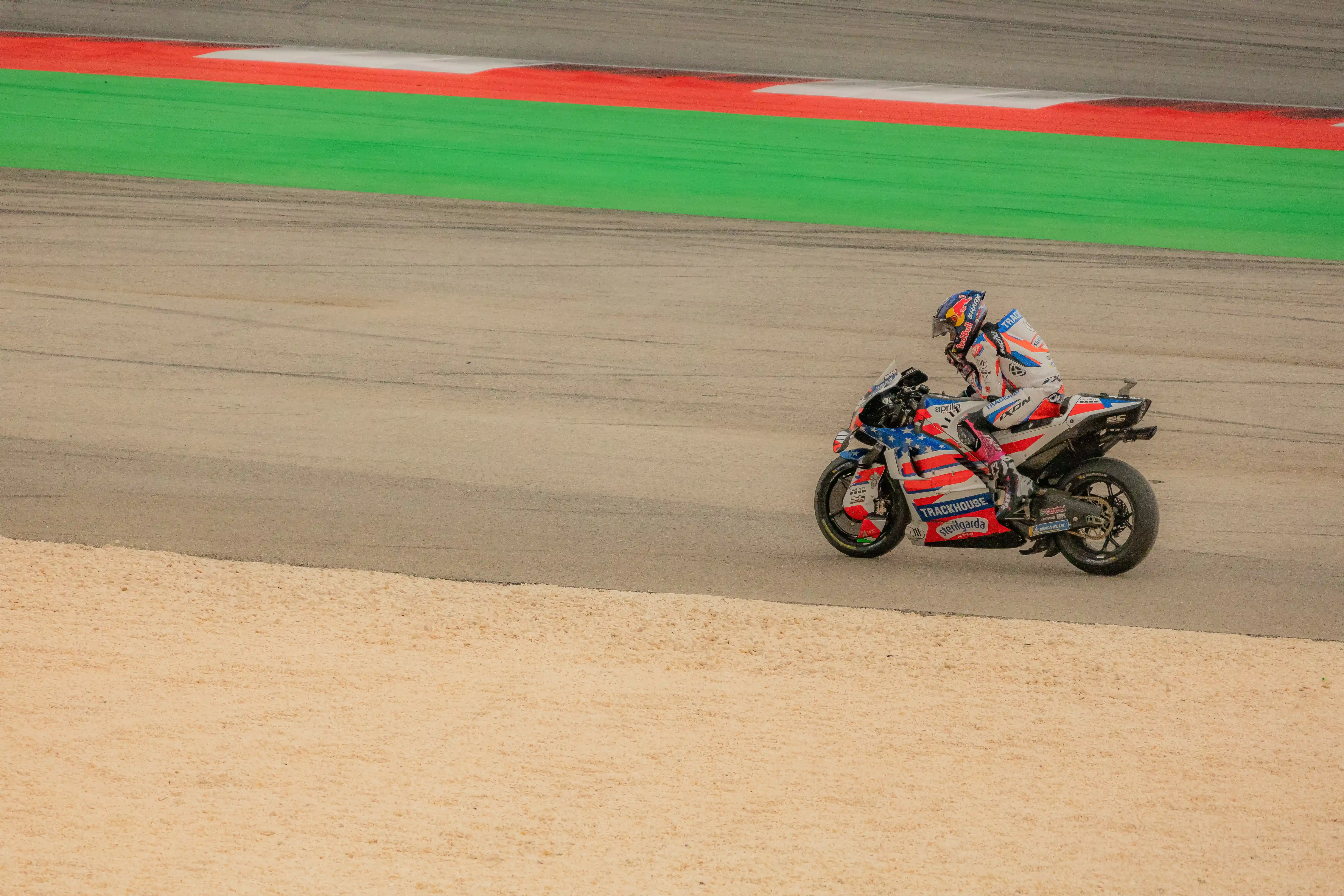 MotoGP: piloto em curva a alta velocidade (1)