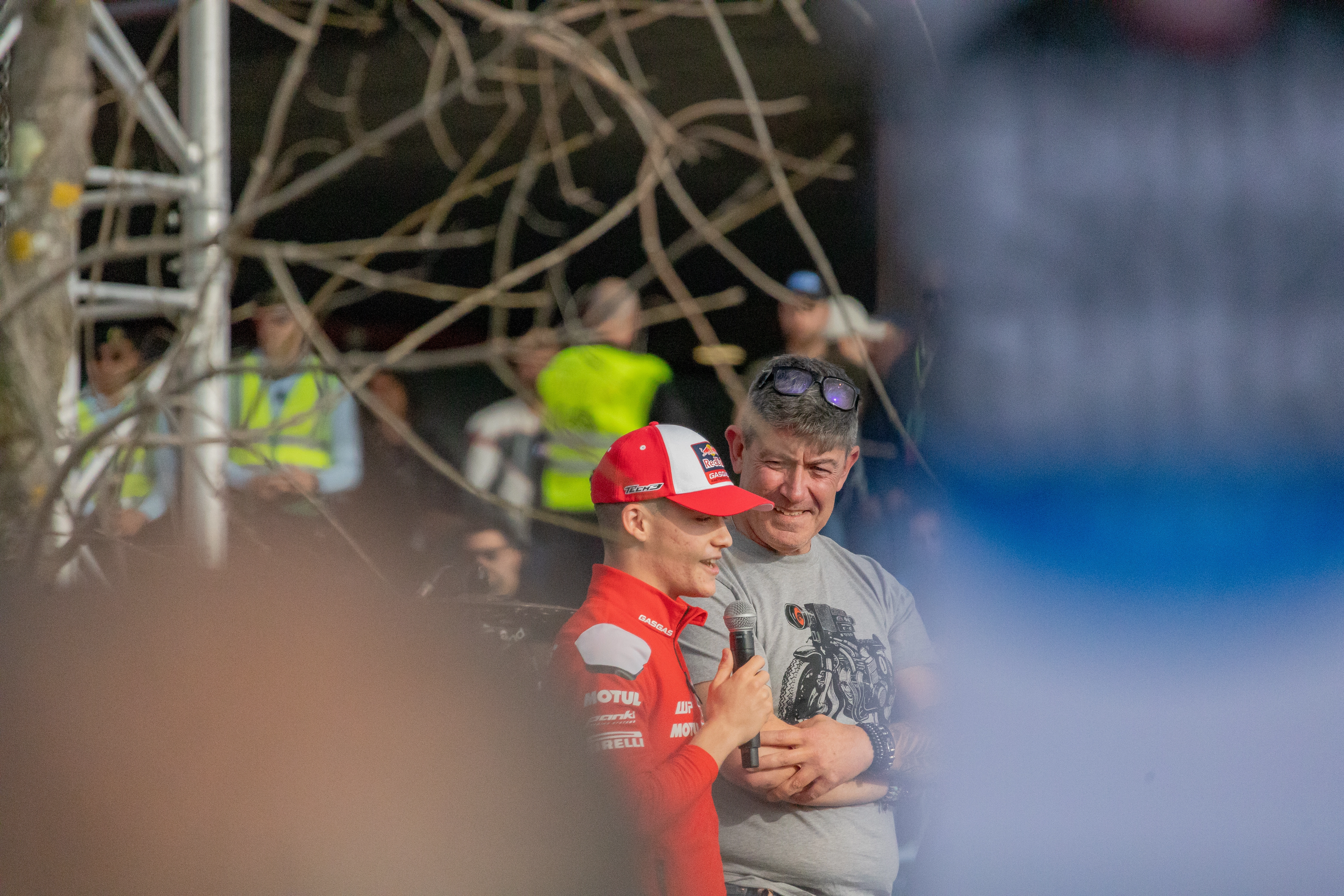 Competição MotoGP com motos em aceleração na reta (2)