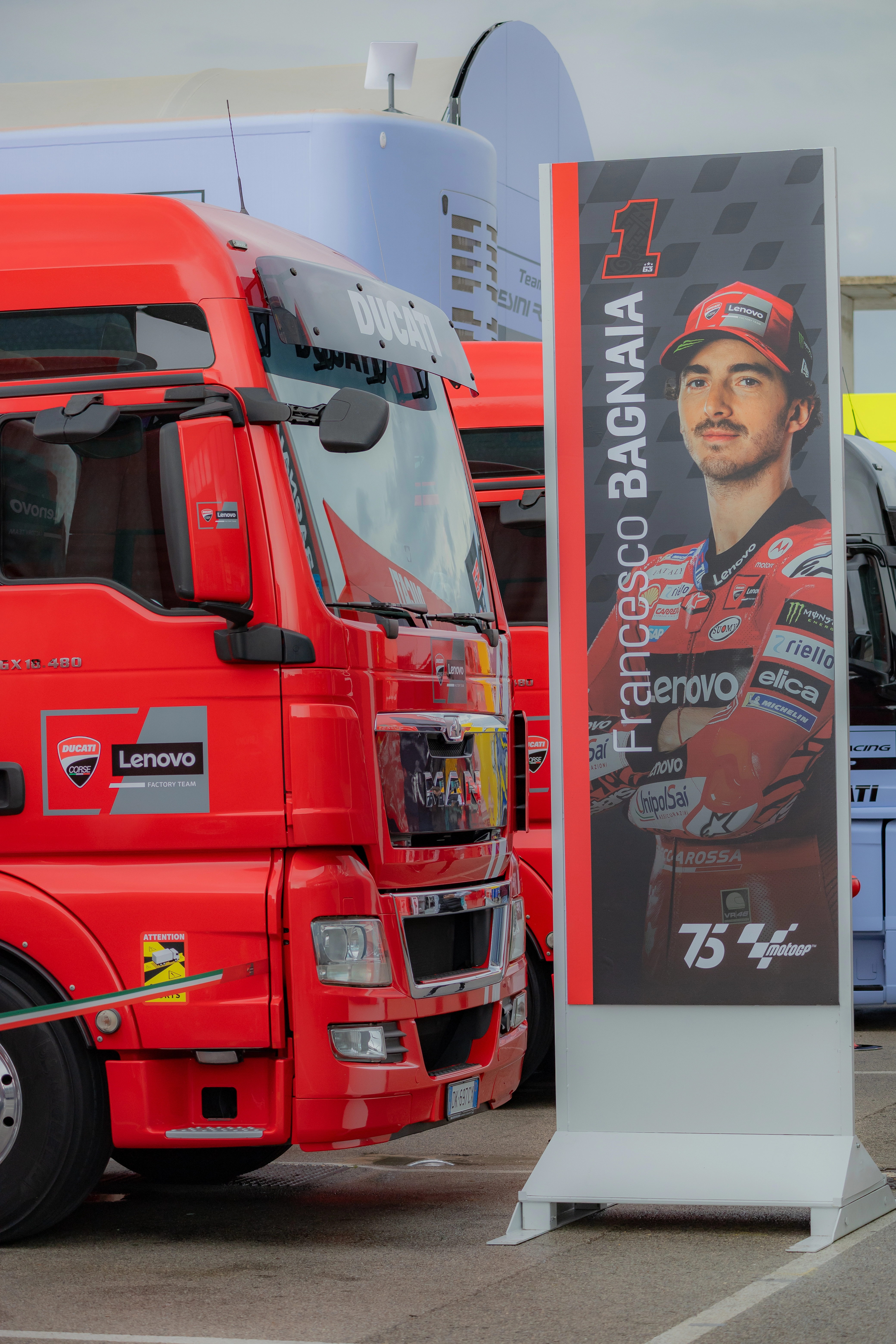 Detalhe de condução e inclinação extrema em pista (3)