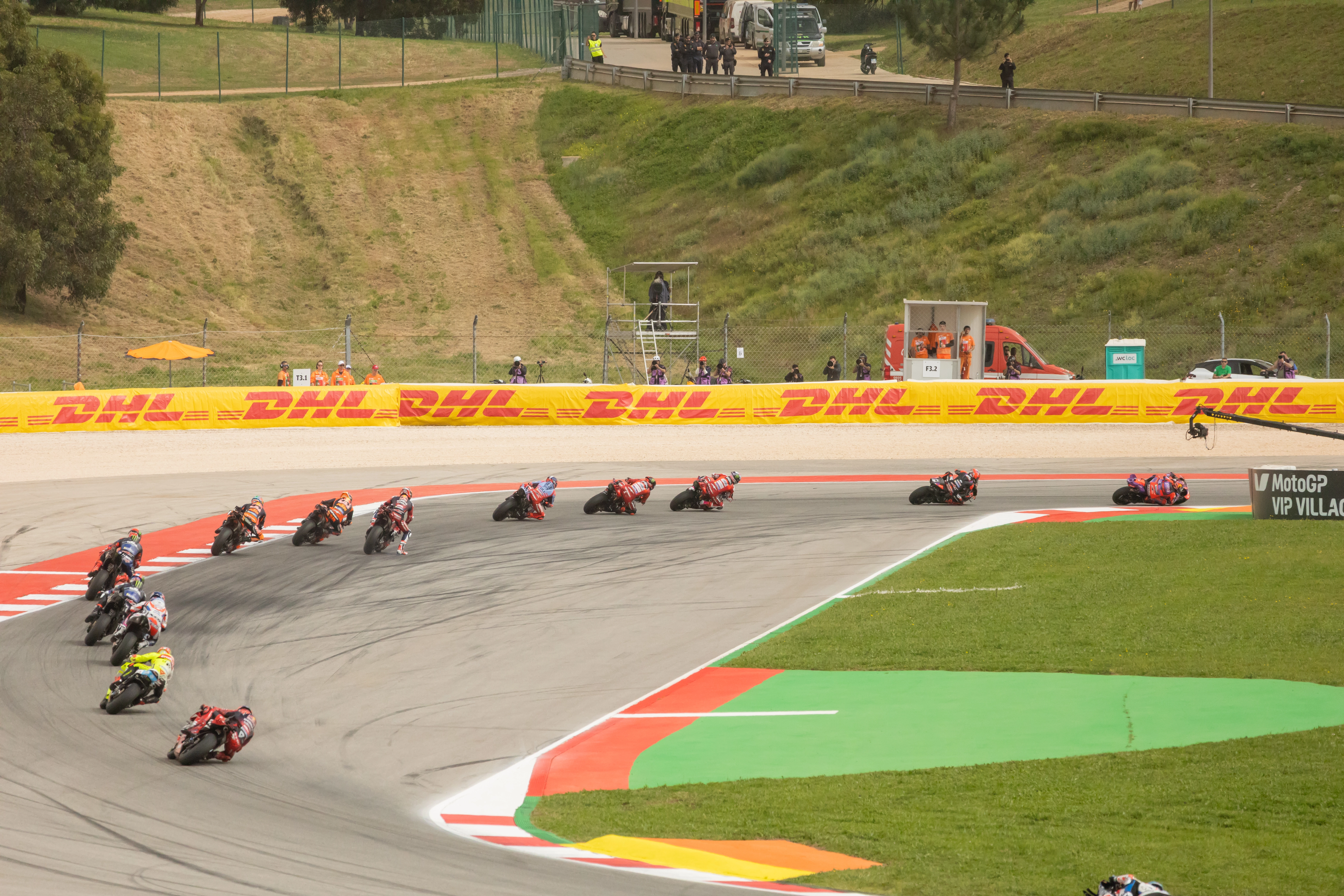 Ultrapassagem em corrida MotoGP captada de perto (4)