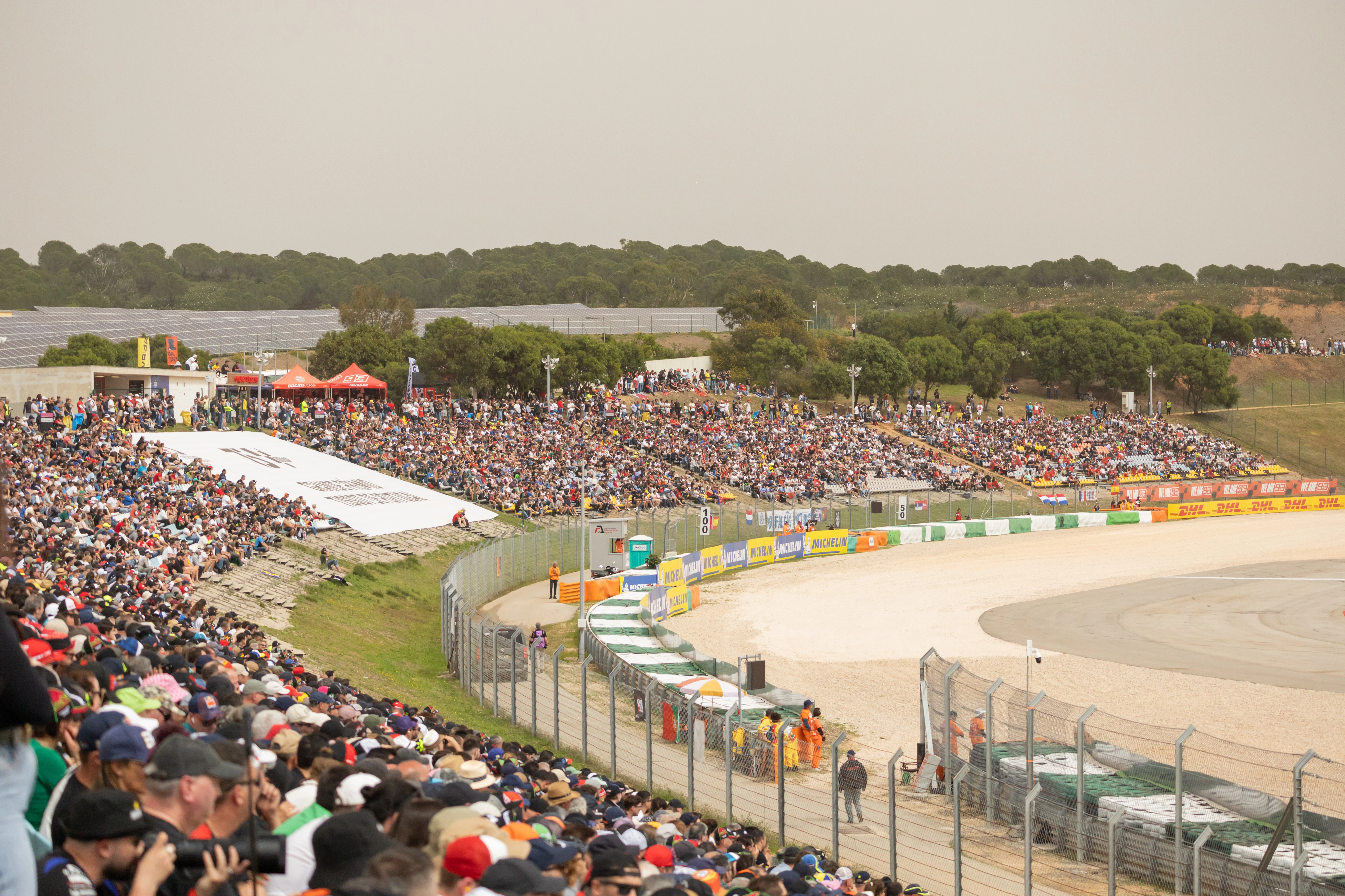 Retrato de piloto com capacete e patrocínios (5)