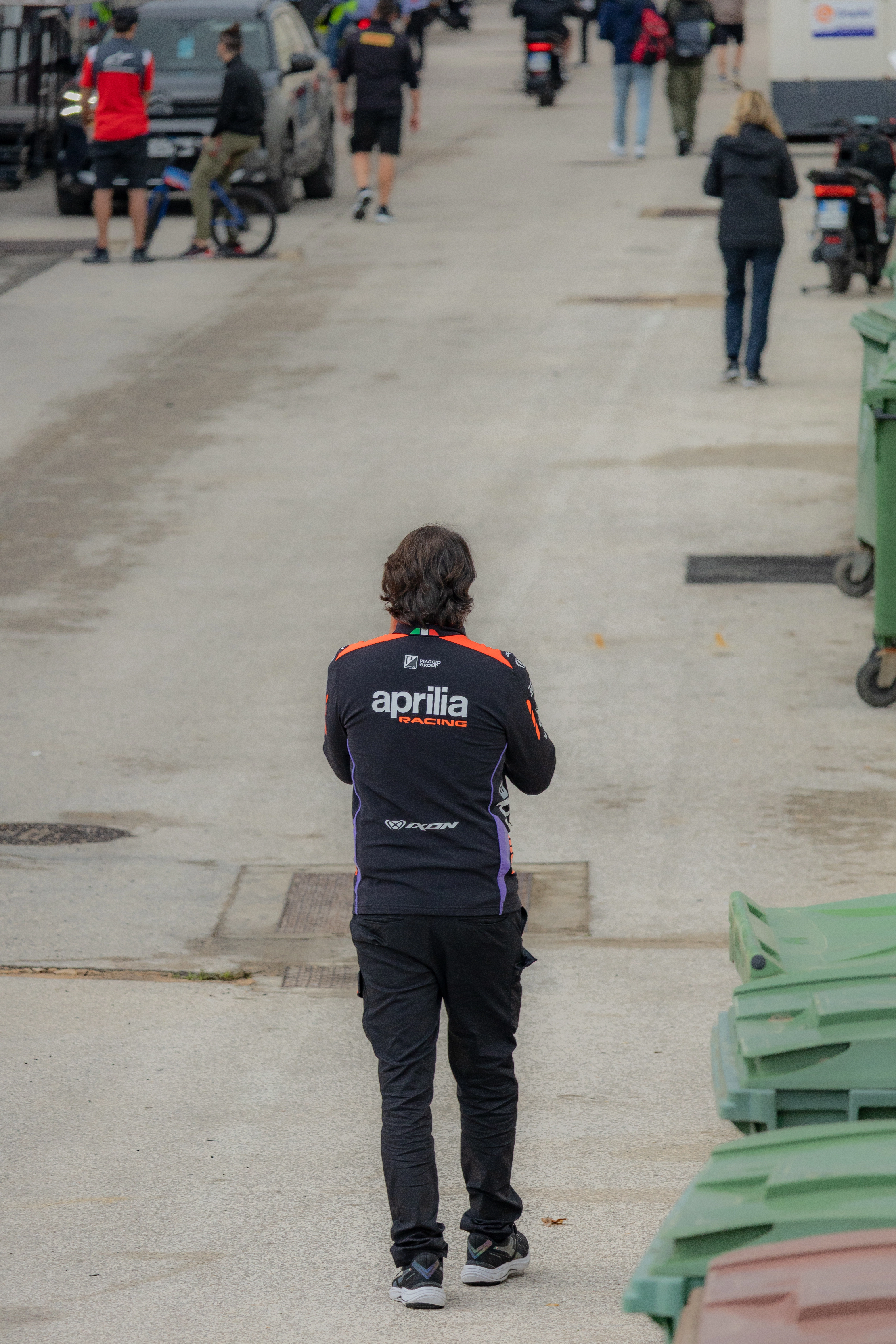Momento em pista com chuva/spray de água (7)