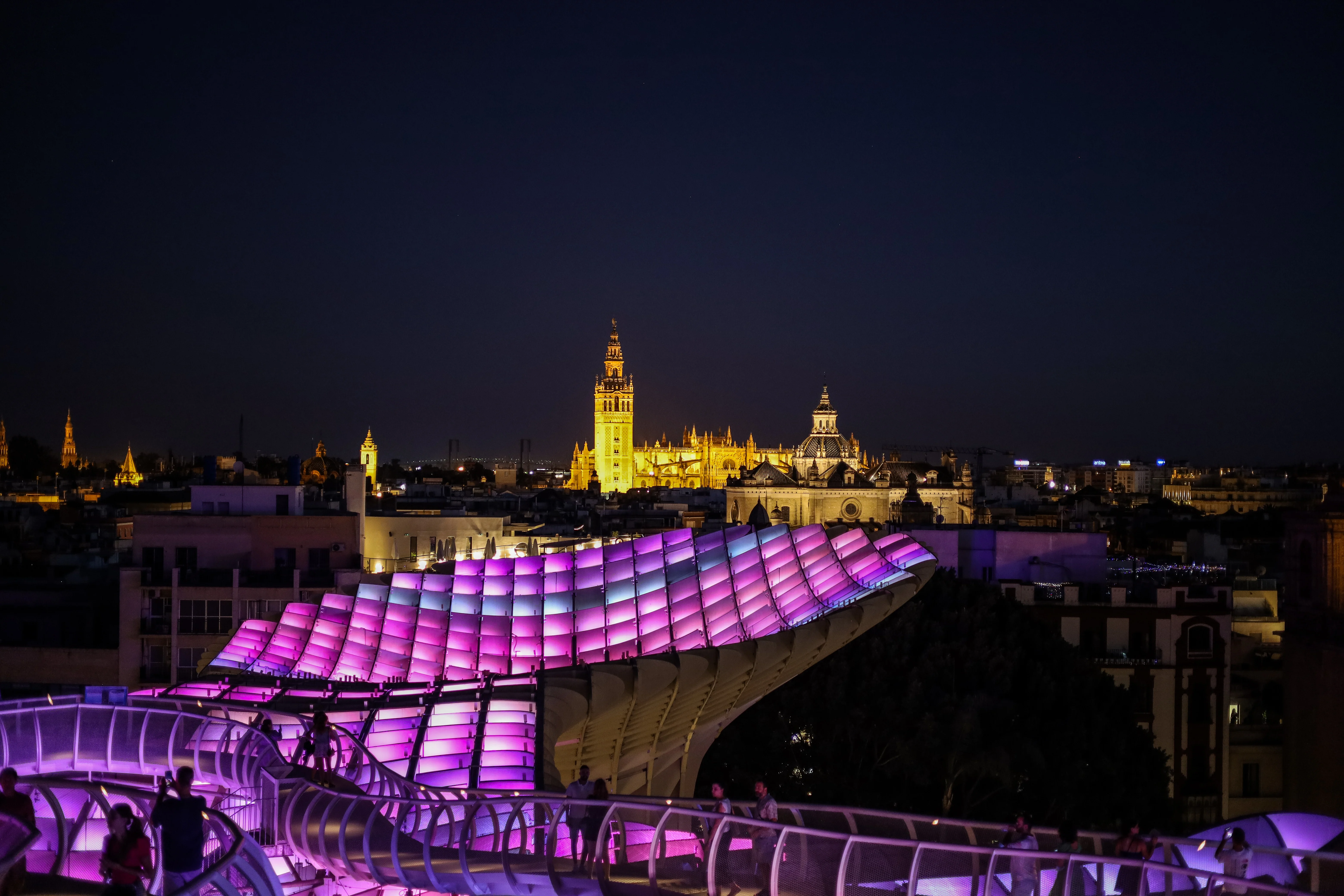 Rua típica com ambiente local e luz natural (2)