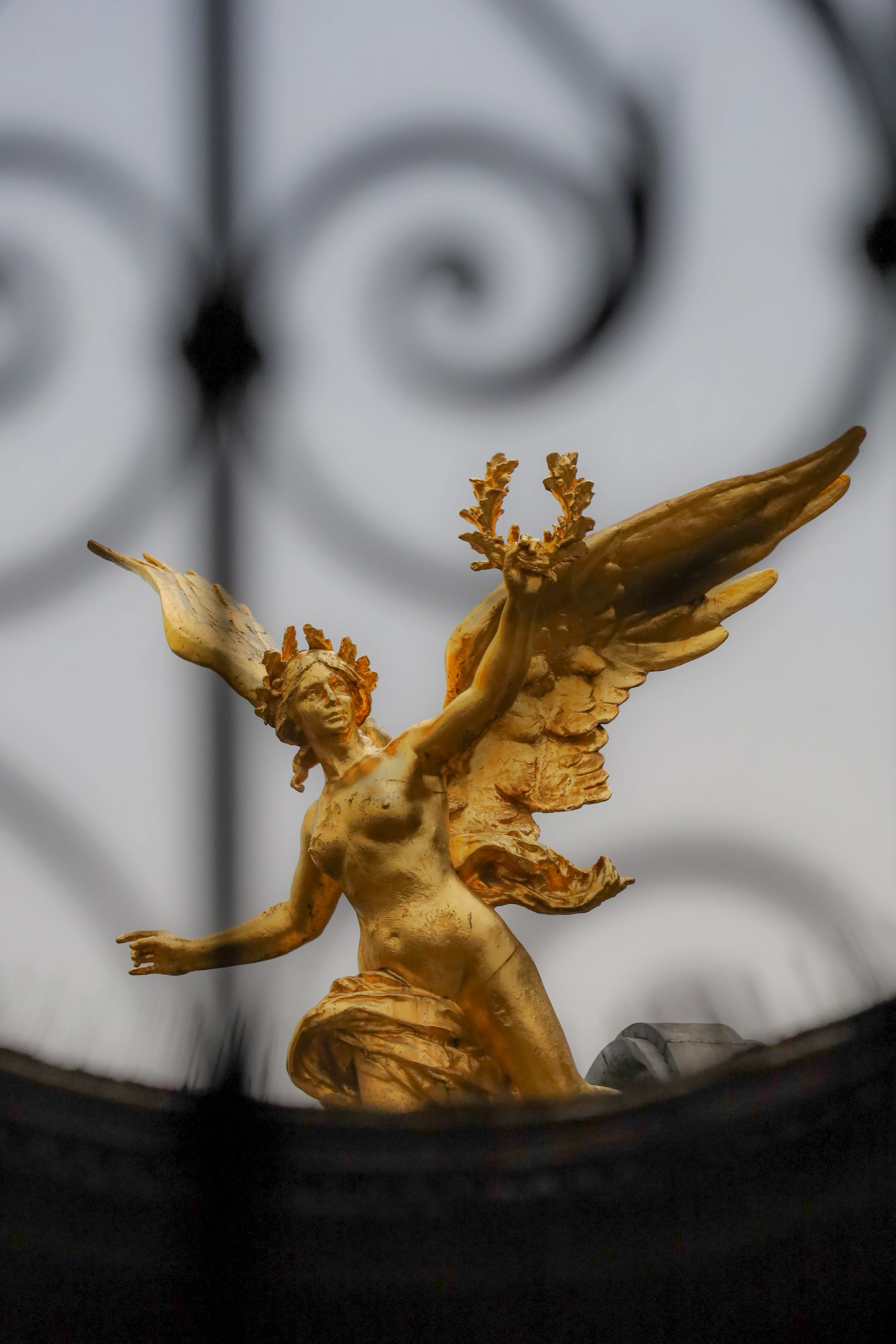 Caminho/rua com linhas de fuga marcadas (7)