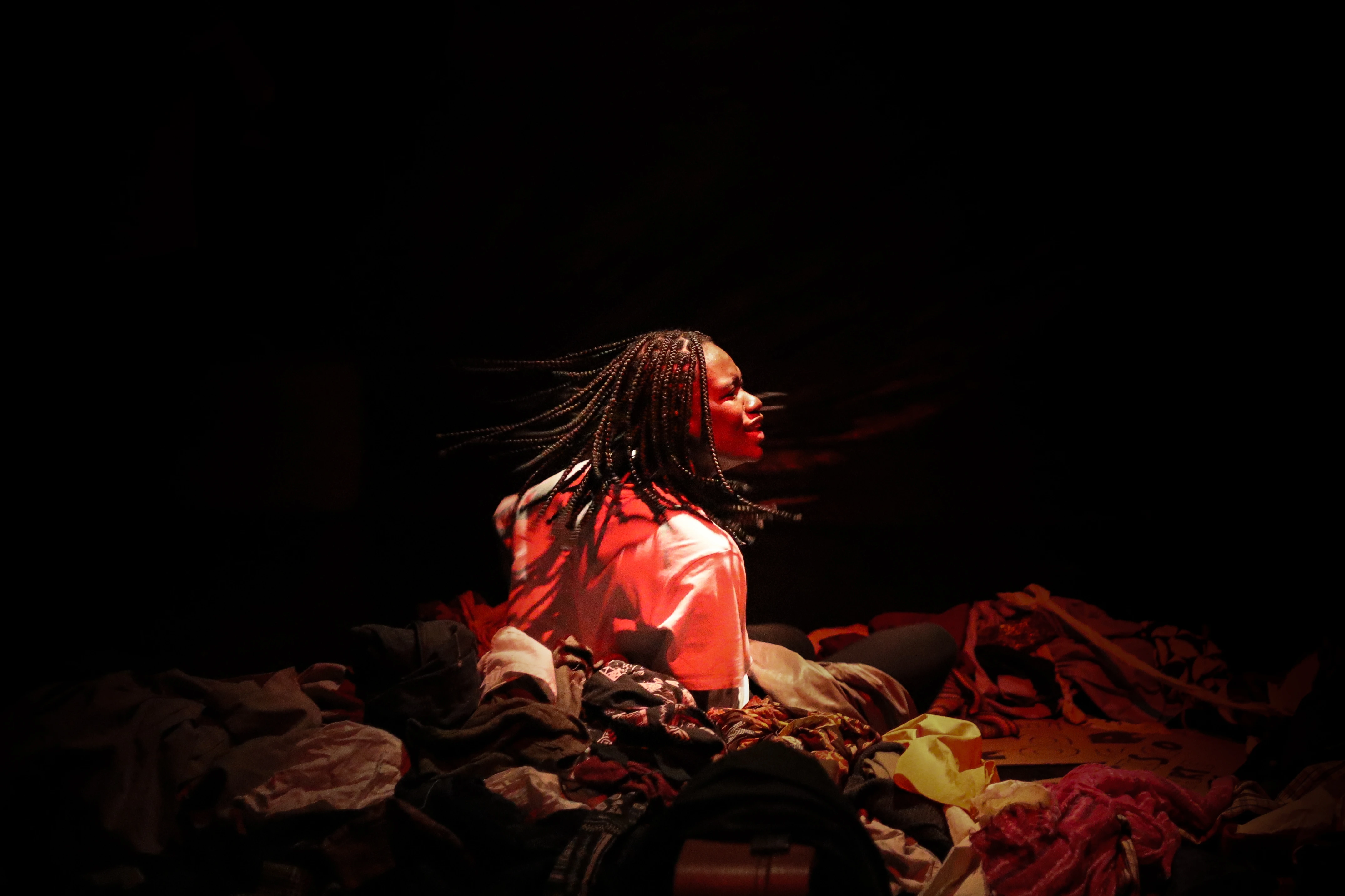 Atores em diálogo numa peça de teatro (2)