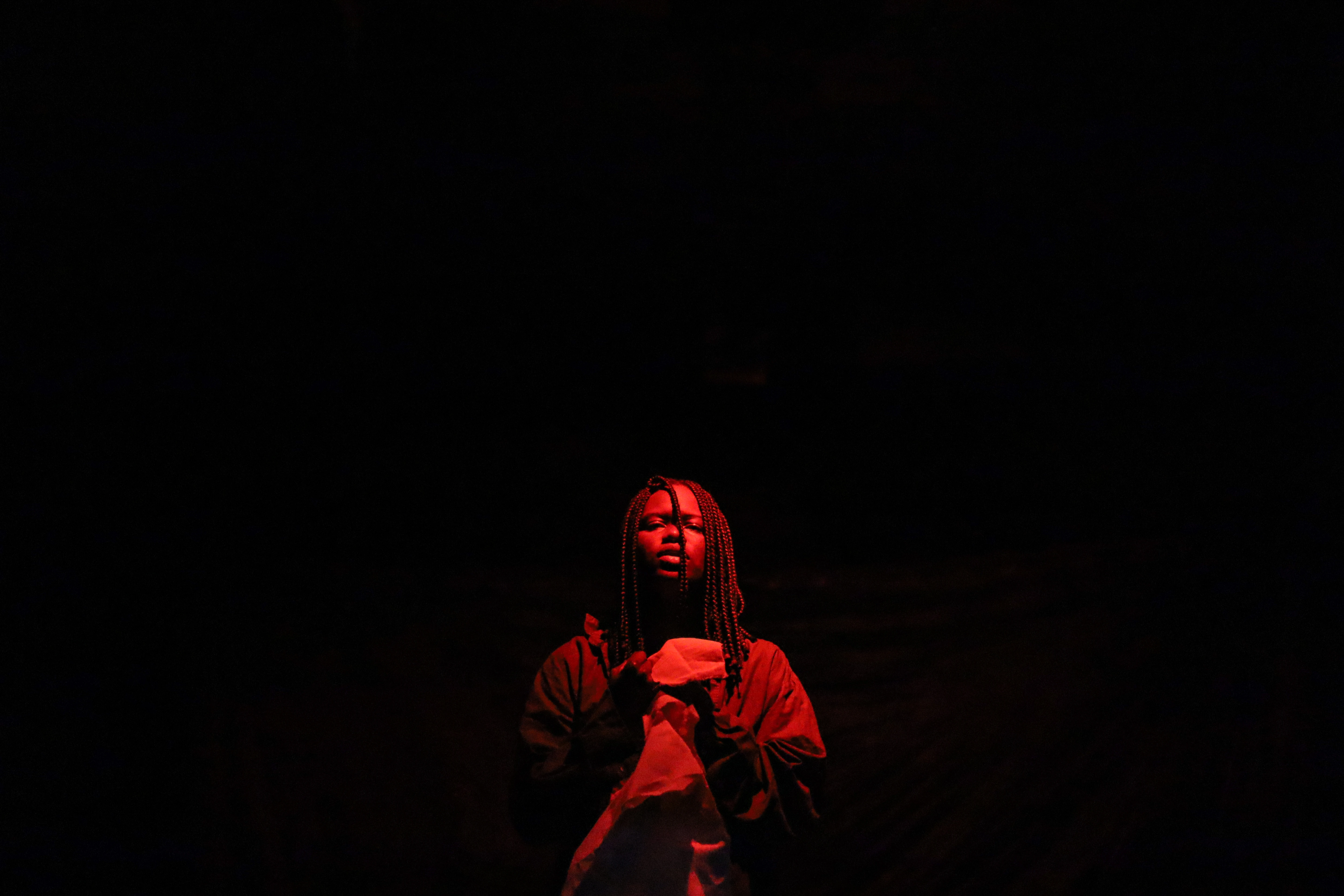 Cena de teatro com ator em palco e iluminação dramática (4)