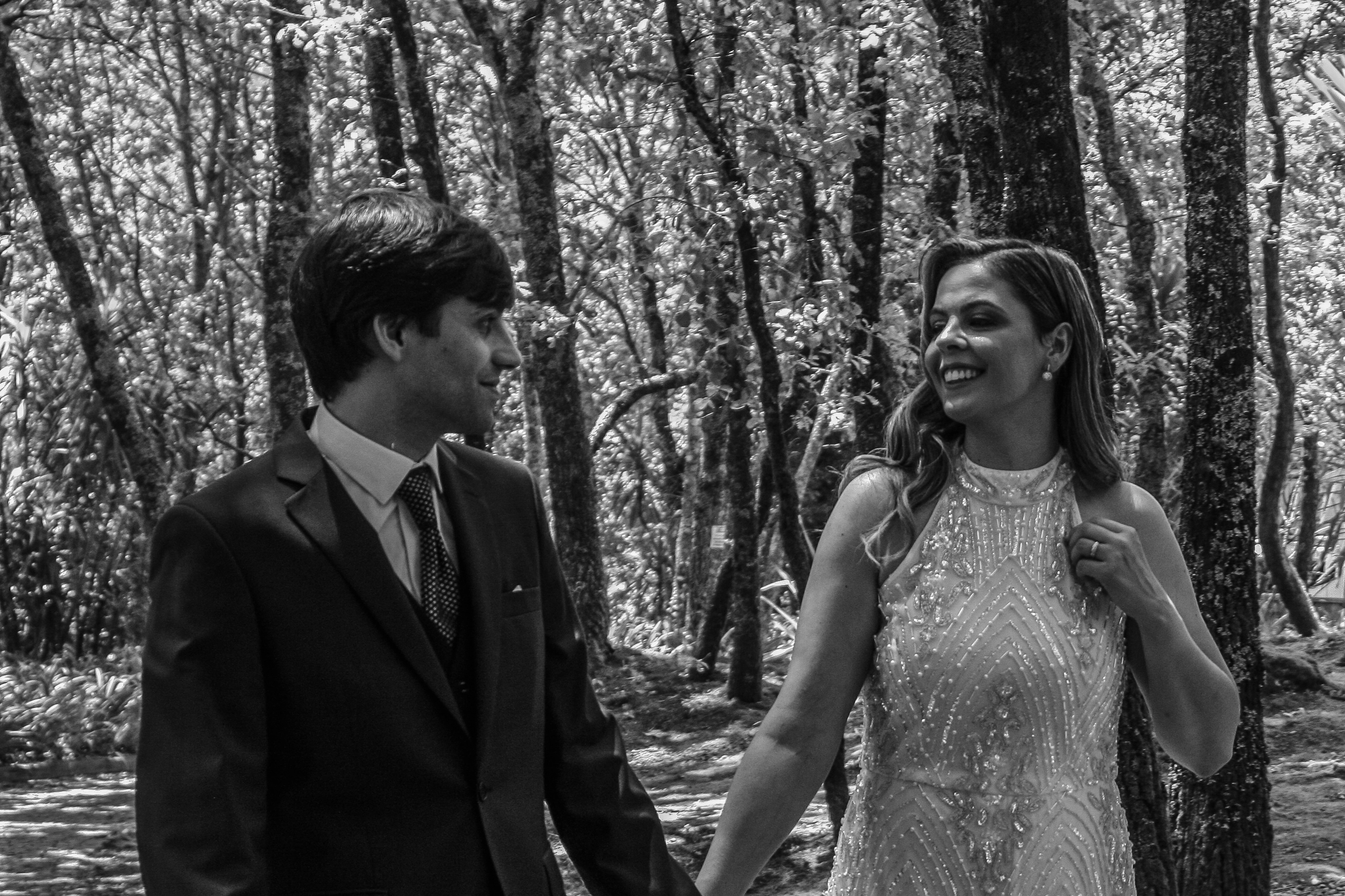 Casamento: noivos em momento íntimo e emotivo (1)